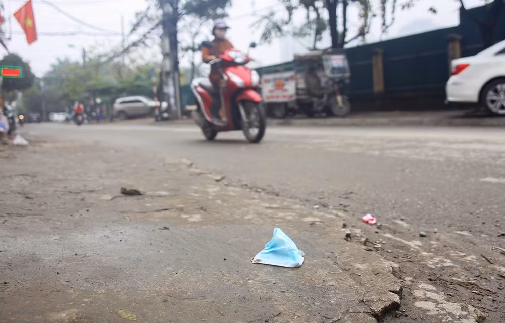 Vứt khẩu trang ra vỉa hè, đường phố có thể bị phạt đến 7 triệu đồng ảnh 8