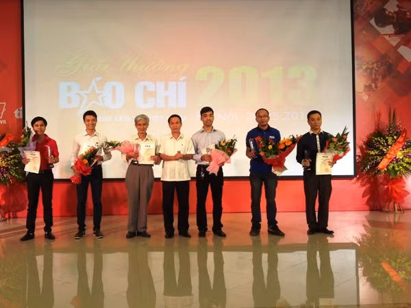 Giải báo chí TTXVN: "Điểm sáng" của sức trẻ dấn thân vào thực tế ảnh 1