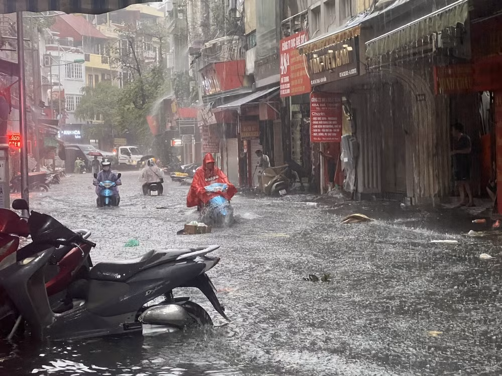 Hà Nội: Nhiều khu vực nội đô đang bị ngập sau cơn mưa chiều ảnh 1