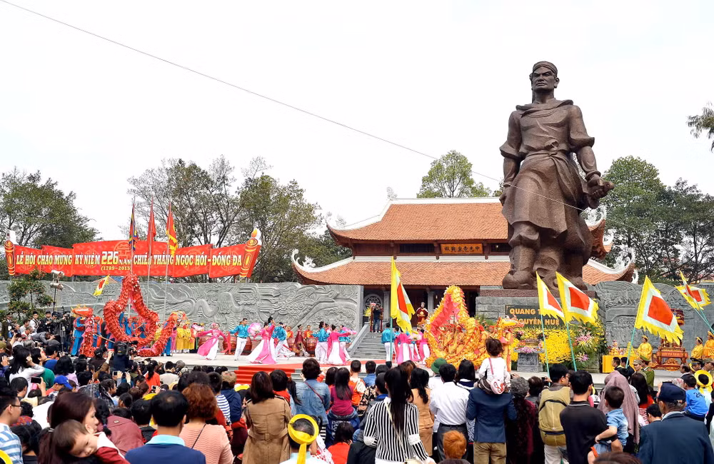 Hàng ngàn người đổ về Hà Nội tưng bừng dự hội gò Đống Đa 2015 ảnh 1