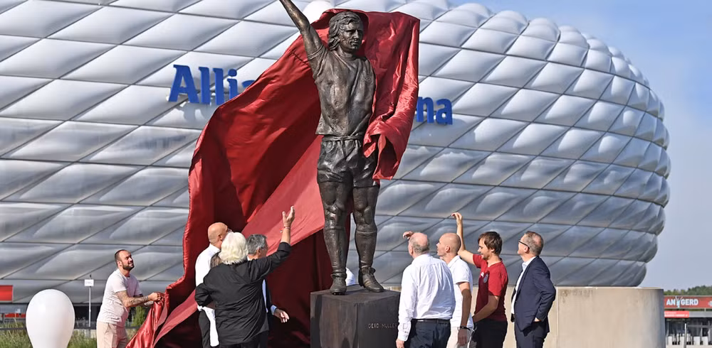 Bayern Munich làm lễ ra mắt tượng Gerd Muller tại sân Allianz Arena ảnh 1