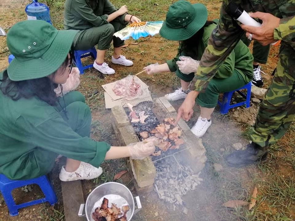 Rèn kỹ năng quân sự: Học sinh 'cai' điện thoại và xa cơm mẹ nấu ảnh 3