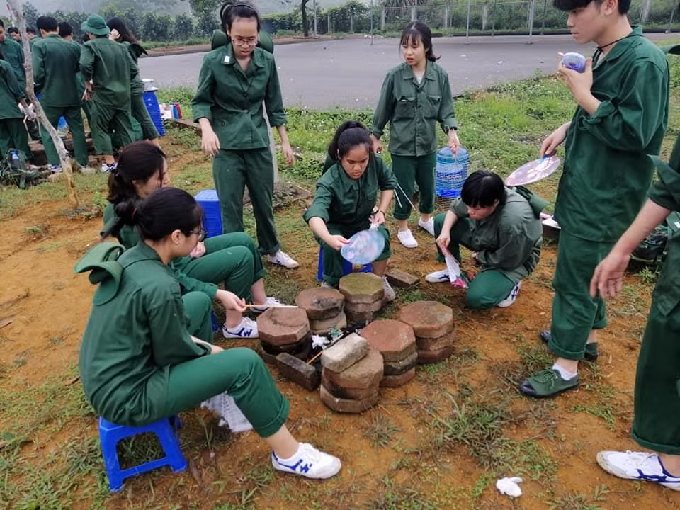 Rèn kỹ năng quân sự: Học sinh 'cai' điện thoại và xa cơm mẹ nấu ảnh 1