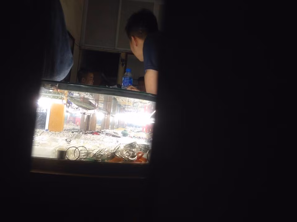 Hà Nội: Nghi án cướp cửa hàng vàng bạc đá quý trong đêm ảnh 3