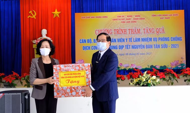 Bà Trương Thị Mai trao quà Tết tặng nhân viên y tế chống dịch COVID-19 ảnh 1