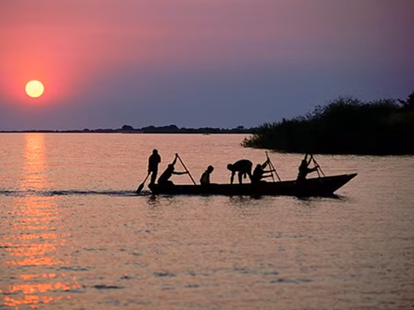 Gần 30 người chết đuối sau vụ lật thuyền ở hồ Tanganyika ảnh 1