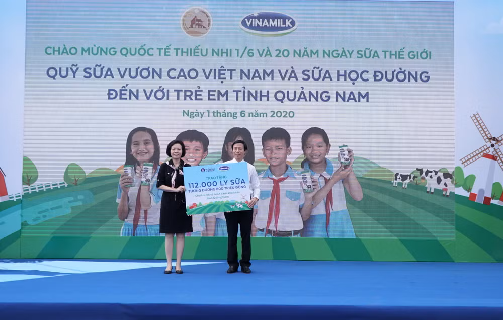 Vinamilk và Quỹ sữa Vươn cao Việt Nam trao tặng sữa cho trẻ em Hà Nội ảnh 3