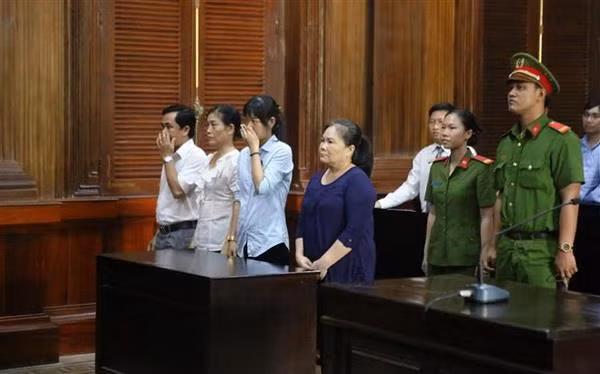 Tham ô 7,4 tỷ đồng, nguyên cán bộ Ban giảm nghèo phường lĩnh án 20 năm ảnh 1