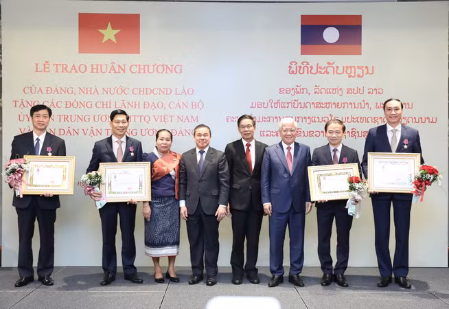 Lào tặng huân chương cho lãnh đạo Ban Dân vận và MTTQ Việt Nam ảnh 2