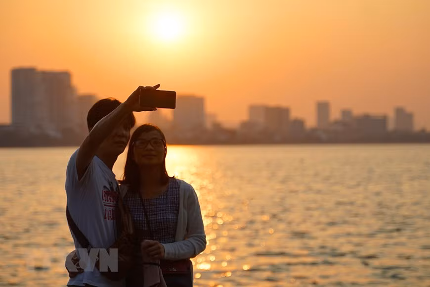 Top 10 điểm check-in ‘ấm áp’ tại Thủ đô Hà Nội trong mùa Valentine ảnh 1