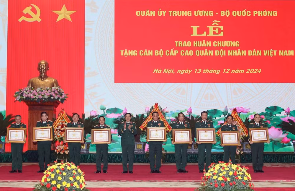ttxvn_le_trao_huan_chuong_cho_can_bo_cao_cap_trong_quan_doi_1312-2.jpg