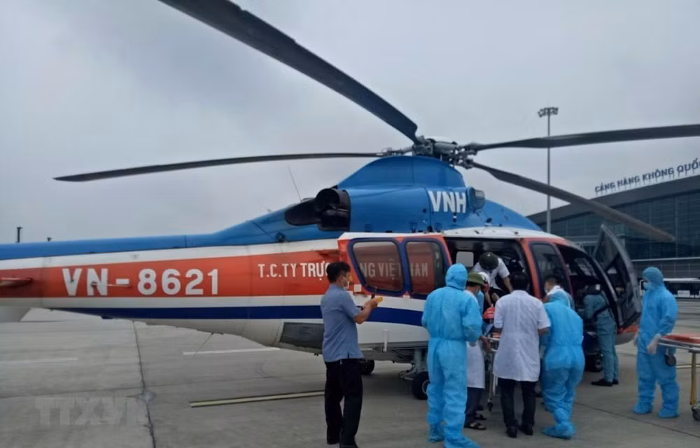 Bay cấp cứu thành công bệnh nhân từ đảo Song Tử Tây về đất liền ảnh 1
