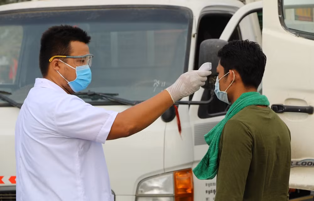 Đề nghị tháo gỡ cho xe chở hàng hóa lưu thông trên Quốc lộ 18 ảnh 1