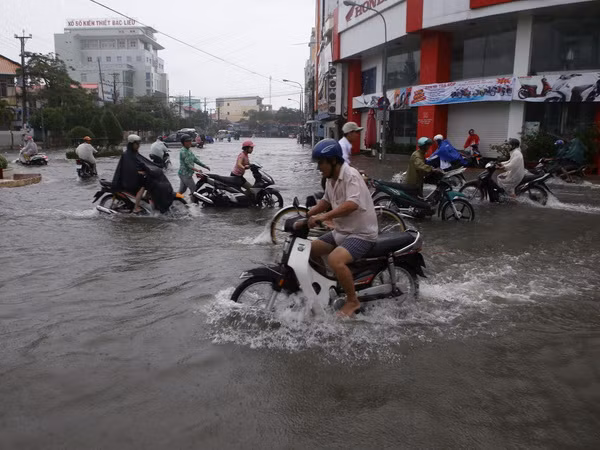 Mưa lớn kéo dài, thành phố Bạc Liêu ngập sâu trong nước ảnh 1