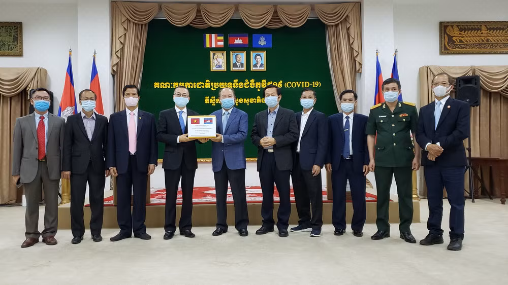 Campuchia cảm ơn Việt Nam viện trợ thiết bị y tế chống dịch COVID-19 ảnh 1