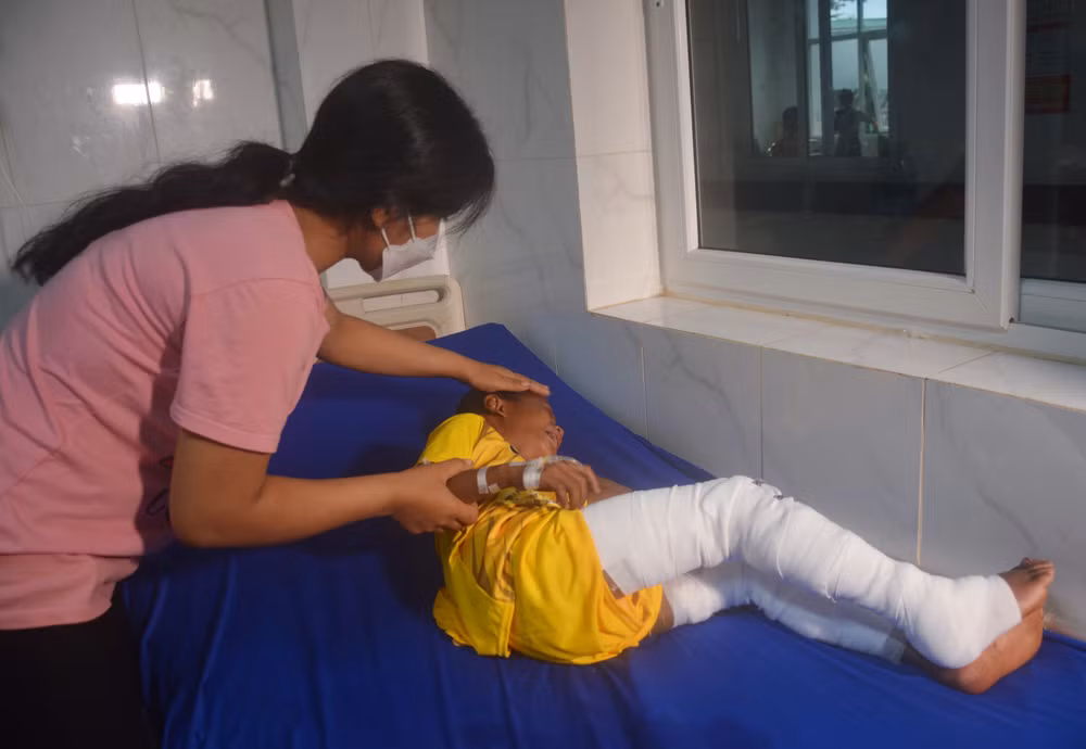 Đắk Lắk: Tạm giữ hình sự đối tượng gây ra vụ bé 8 tuổi bị bỏng xăng ảnh 1