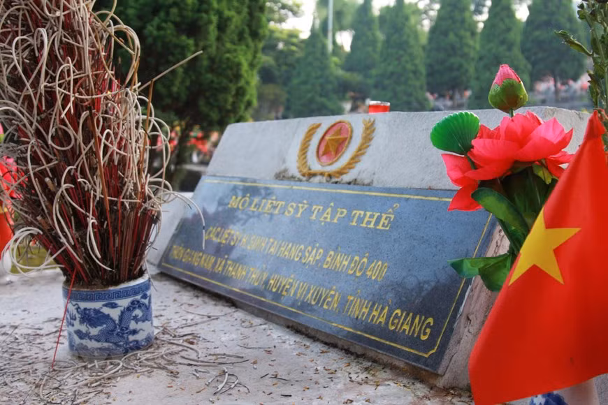 Đi tìm tiếng gọi từ lòng đất: Để các anh không còn vô danh ảnh 2