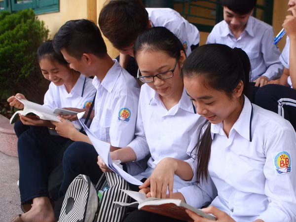 Thí sinh cả nước bắt đầu thi môn đầu tiên kỳ thi THPT năm 2017 ảnh 1