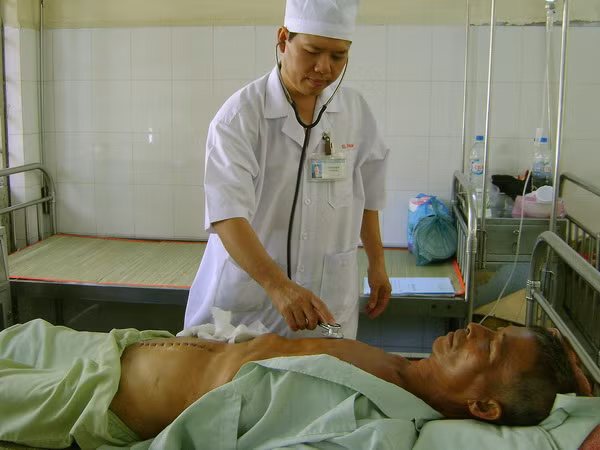 Cứu sống bệnh nhân bị ngọn tre đâm xuyên từ bụng sang lưng ảnh 1