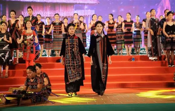 Tôn vinh bản sắc văn hóa các dân tộc vùng biên giới Việt-Lào ảnh 4