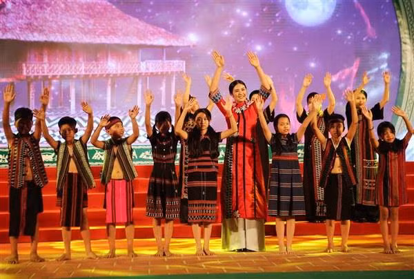 Tôn vinh bản sắc văn hóa các dân tộc vùng biên giới Việt-Lào ảnh 1