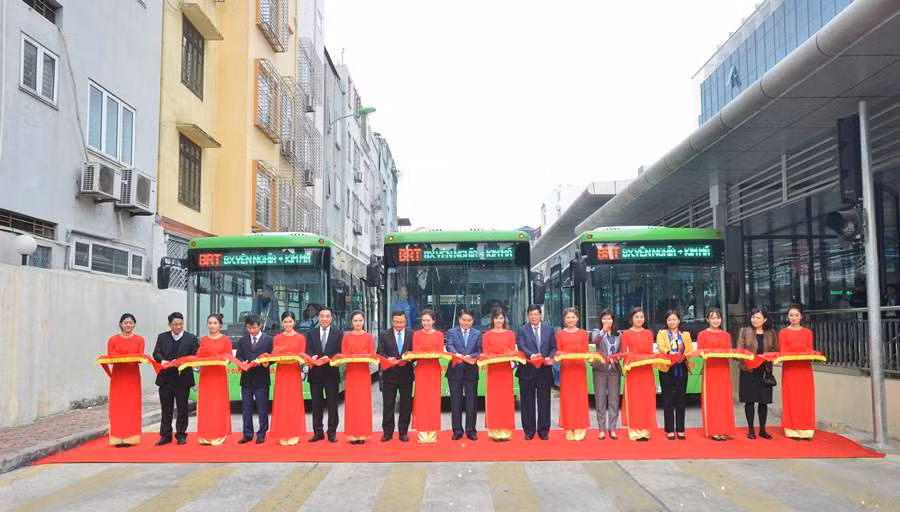 Hà Nội chính thức vận hành tuyến xe buýt nhanh BRT đầu tiên ảnh 1