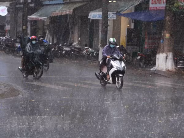 Bắc Bộ và Thanh Hóa có mưa dông lớn, vùng núi bắt đầu chuyển rét ảnh 1