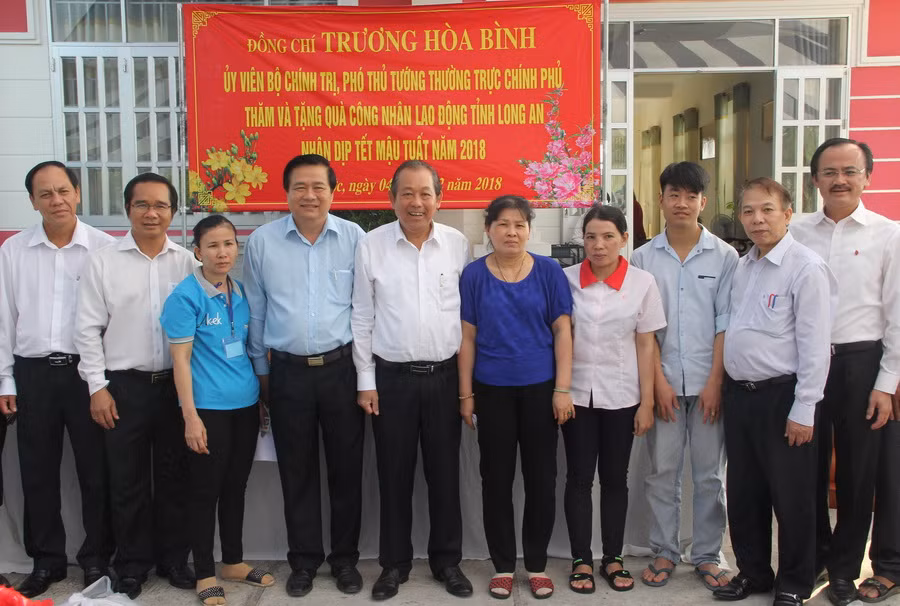 Phó Thủ tướng Trương Hòa Bình thăm, tặng quà Tết cho công nhân ảnh 1
