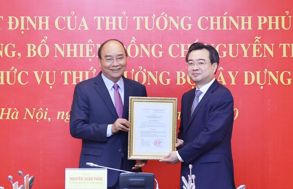 Thủ tướng trao quyết định bổ nhiệm Thứ trưởng Bộ Xây dựng ảnh 1
