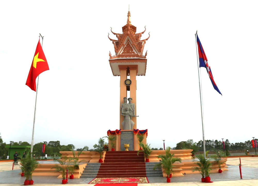 Khánh thành Đài Hữu nghị Việt Nam-Campuchia tại tỉnh Svay Rieng | Vietnam+  (VietnamPlus)