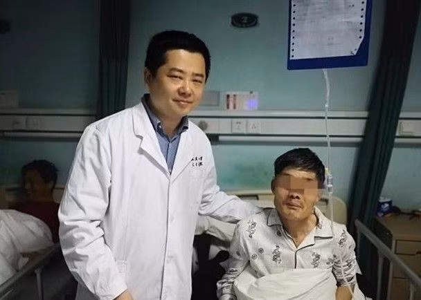 Trung Quốc: Một người đàn ông nôn ra khối u sau khi uống rượu ảnh 1