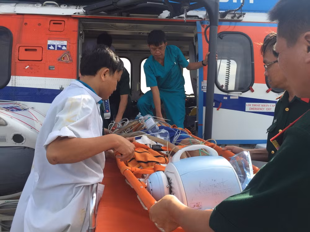 Dùng trực thăng cấp cứu kịp thời ngư dân bị nạn ở Trường Sa ảnh 1