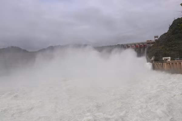 Mở cửa xả đáy hồ Hòa Bình và Sơn La vào lúc 8 giờ và 10 giờ ngày 5/8 ảnh 1