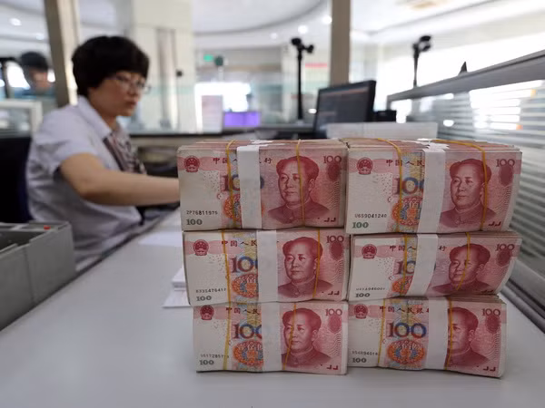 Đồng nhân dân tệ giảm xuống mức thấp nhất tám năm so với đồng USD ảnh 1