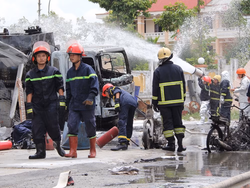 Xe bồn tiếp nhiên liệu bất ngờ phát hỏa, tài xế bị bỏng nặng ảnh 1