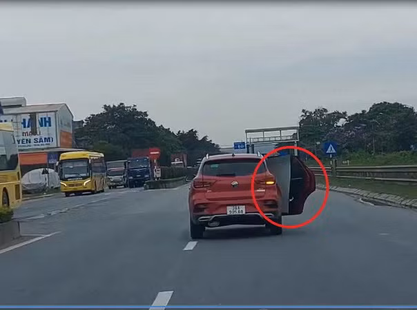 Thanh Hóa: Phạt nặng tài xế mở cửa xe để chở pano trên Quốc lộ 1A ảnh 1