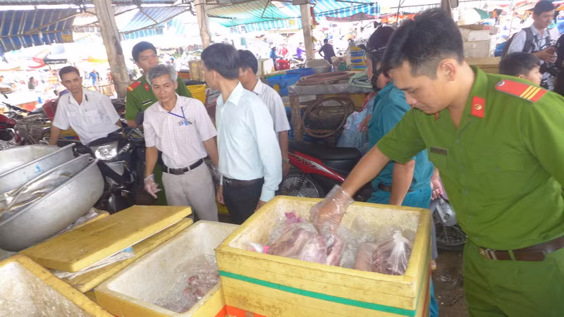 Phát hiện 600kg nội tạng hôi thối chuẩn bị đưa vào nhà hàng ảnh 1
