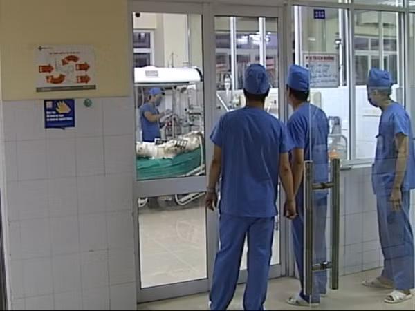 Tìm phương án tối ưu cứu 3 chiến sỹ bị thương vụ máy bay rơi ảnh 1
