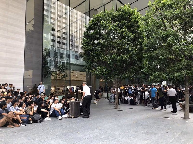 Bộ ba iPhone 11 bắt đầu chính thức lên kệ bán lẻ trên khắp thế giới ảnh 1