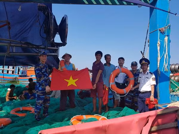 Tặng cờ Tổ quốc - tiếp sức ngư dân vươn khơi, bám biển ảnh 1