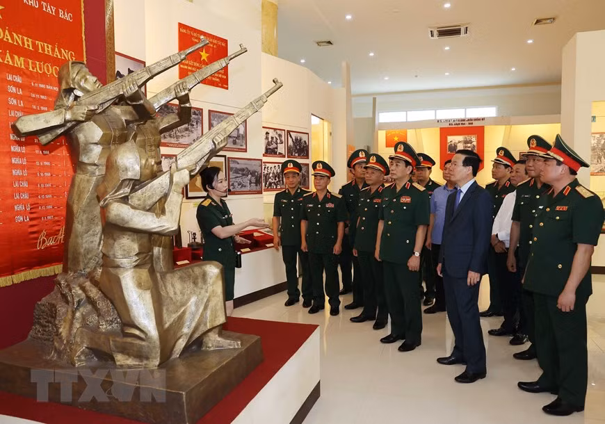 Chủ tịch nước kiểm tra công tác sẵn sàng chiến đấu tại Quân khu 2 ảnh 3