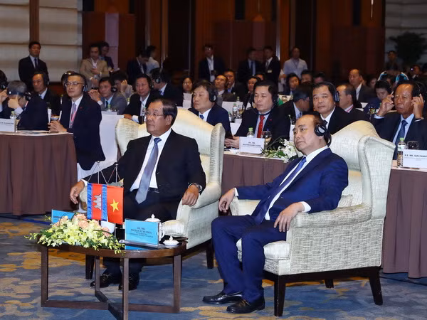 Thủ tướng Nguyễn Xuân Phúc dự Diễn đàn doanh nghiệp Việt Nam-Campuchia ảnh 1