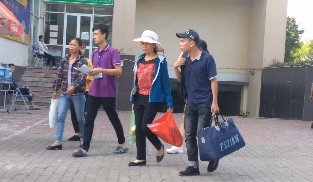 Tân sinh viên 'đỏ mắt' tìm phòng trọ trước năm học mới ảnh 1