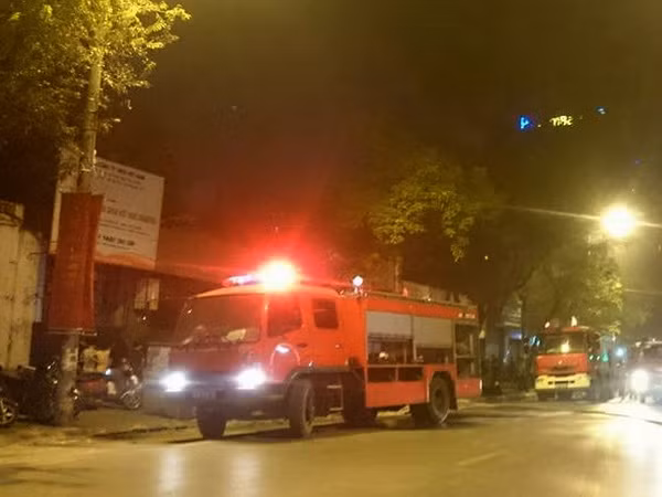 Nổ lớn, quán cơm trong khuôn viên tòa án Bạc Liêu cháy dữ dội ảnh 1