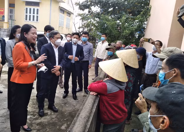 Phó Chủ tịch nước thăm, động viên nhân dân vùng lũ tại Quảng Bình ảnh 1