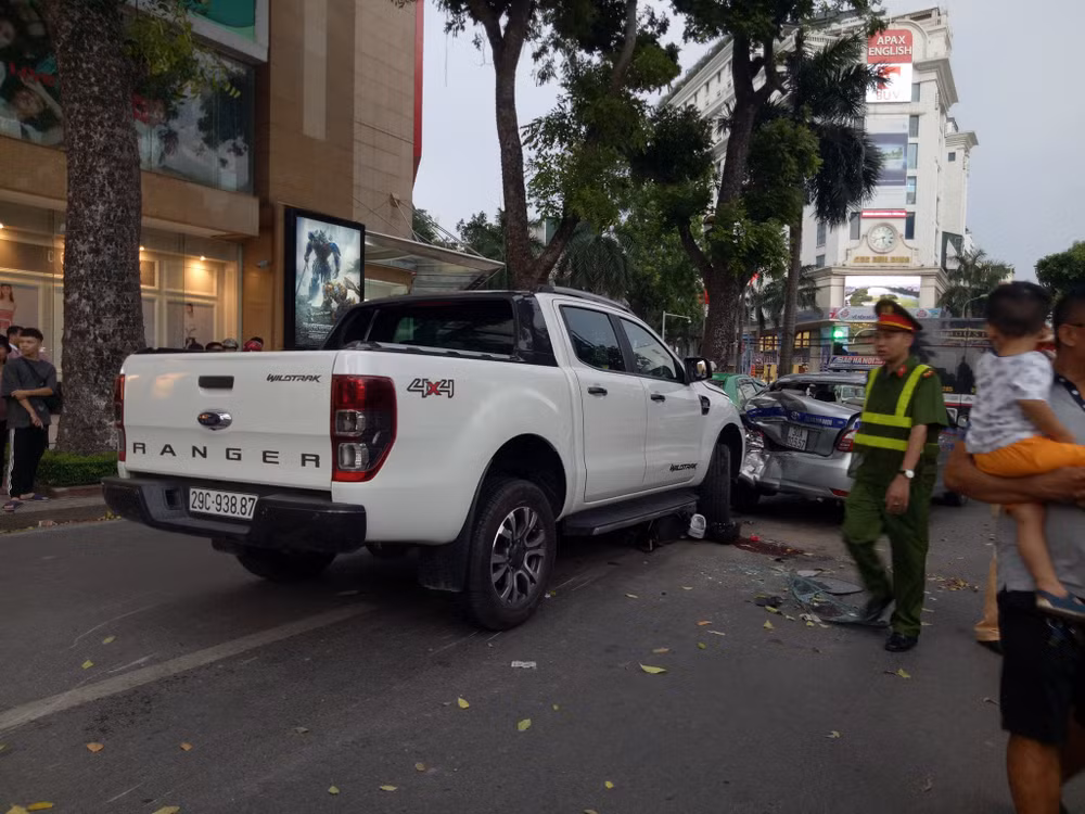 Hà Nội: Ôtô mất lái trên đường Bà Triệu đâm 3 người trọng thương ảnh 4