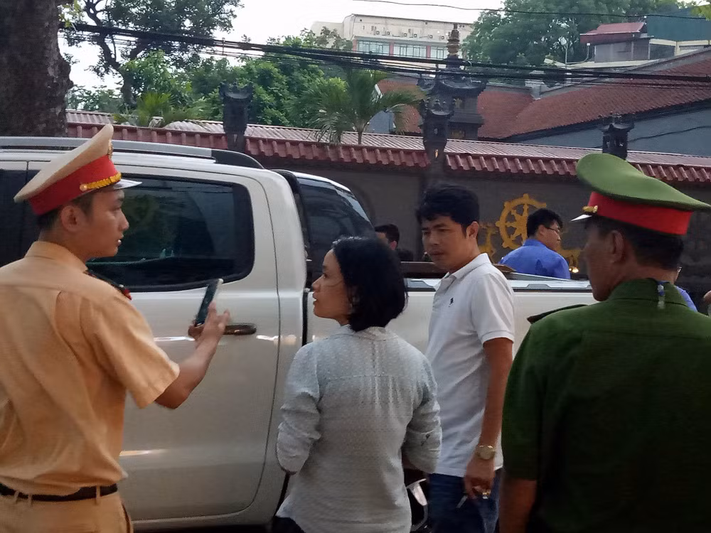 Hà Nội: Ôtô mất lái trên đường Bà Triệu đâm 3 người trọng thương ảnh 6