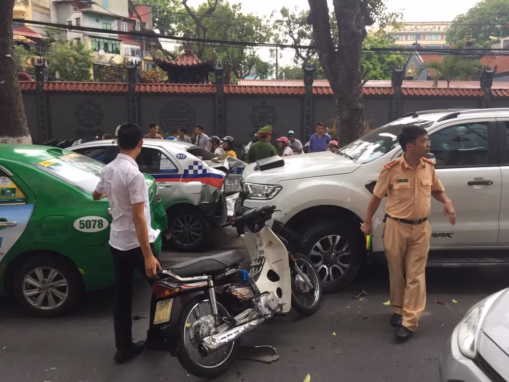 Hà Nội: Ôtô mất lái trên đường Bà Triệu đâm 3 người trọng thương ảnh 2