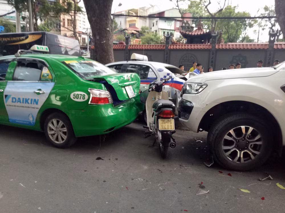 Hà Nội: Ôtô mất lái trên đường Bà Triệu đâm 3 người trọng thương ảnh 5