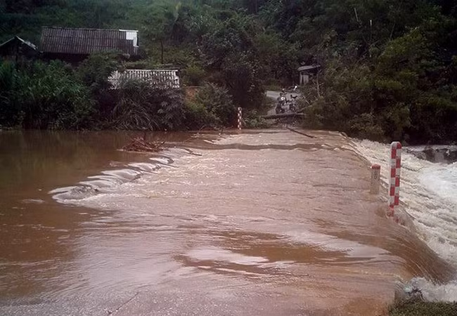 Lào Cai: Xe máy trôi ở ngầm tràn, nghi 2 người bị mất tích ảnh 1